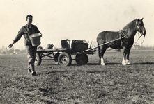 604545 Afbeelding van een zaaiende boer, met op de achtergrond een paard en wagen.